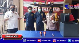 Konferensi Pers: Polsek Kenjeran ungkap kasus pelaku pencurian/pembobol rumah kosong, tunjukkan dua tersangka dan barang bukti.