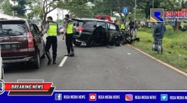 Kendaraan merk Inova warna hitam yang kecelakaan di akses Suramadu tampak rinsek.