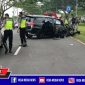 Kendaraan merk Inova warna hitam yang kecelakaan di akses Suramadu tampak rinsek.