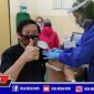 Ketua Umum Persatuan Jurnalis Indonesia (Hartanto Boechori), saat disuntik vaksin Covid-19.