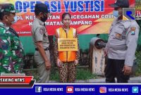 Operasi Yustisi: petugas saat memberikan sanksi sosial kepada pengunjung Pasar Srimangunan yang tidak mematuhi protokol kesehatan.