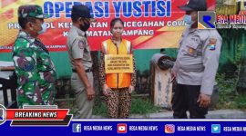 Operasi Yustisi: petugas saat memberikan sanksi sosial kepada pengunjung Pasar Srimangunan yang tidak mematuhi protokol kesehatan.