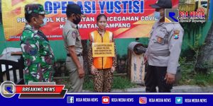 Melanggar Prokes, Pengunjung Pasar Srimangunan Disanksi Menyanyikan Lagu Indonesia Raya