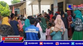 Tampak warga antusias mendatangi rumah seorang balita yang ditemukan meninggal dunia didalam saluran pembuang.