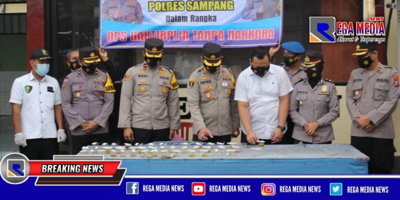 Kapolres Sampang (AKBP Abdul Hafidz) saat mengecak hasil tes urine anggota Polres Sampang.