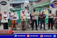 Kapolsek Semampir pose bersama pengurus Pon Pes Darul Ubudiyah Muta'alimin menggunakan masker.