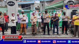 Kapolsek Semampir pose bersama pengurus Pon Pes Darul Ubudiyah Muta'alimin menggunakan masker.