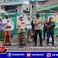 Kapolsek Semampir pose bersama pengurus Pon Pes Darul Ubudiyah Muta'alimin menggunakan masker.