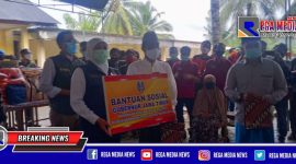 Gubernur Jawa Timur (Khofifah Indar Parawansa) saat mengunjungi rumah duka korban longsor di Pamekasan dan memberikan santunan.
