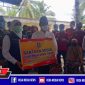 Gubernur Jawa Timur (Khofifah Indar Parawansa) saat mengunjungi rumah duka korban longsor di Pamekasan dan memberikan santunan.
