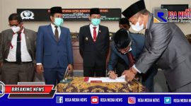 Penandatangan pengesahan Raperda inisiatif tentang Perlindungan dan Pemberdayaan Petani. (Dok Prokopim Sampang)