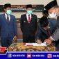 Penandatangan pengesahan Raperda inisiatif tentang Perlindungan dan Pemberdayaan Petani. (Dok Prokopim Sampang)