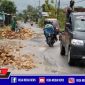 Tampak lalu lalang kendaraan ditengah sejumlah warga Arosbaya Bangkalan bergotong royong memperbaiki jalan rusak dan berlubang.