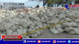 Ratusan karung limbah tanah yang diduga berisi emas diberi garis polisi.