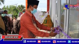 Bupati Aceh Selatan (Tgk Amran) saat memotong pita dalam rangka peresmian salah satu UPTD Puskesmas di Kecamatan Kluet Utara.