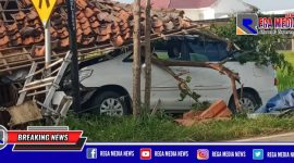 Tampak mobil Inova warna putih seruduk langgar milik warga di Tanjung Bumi Bangkalan.