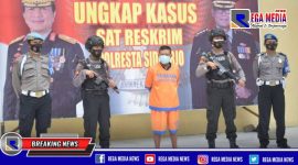 Tersangka J saat diamankan di Mapolresta Sidoarjo.