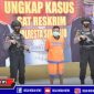 Tersangka J saat diamankan di Mapolresta Sidoarjo.