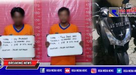 Dua pelaku penggelapan motor saat diamankan tim anti bandit di Mapolsek Gayungan, Surabaya.