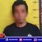 Tersangka (LS) saat diamankan di Mapolsek Jambangan, Surabaya.