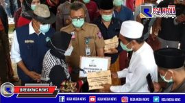 Kemensos RI saat menyerahkan bantuan sosial kepada Pondok Pesantren Annidomiyah.