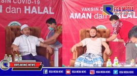 Pengasuh Pondok Pesantren Miftahul Ulum Karang Durin saat menjalani vaksinasi.