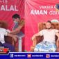 Pengasuh Pondok Pesantren Miftahul Ulum Karang Durin saat menjalani vaksinasi.