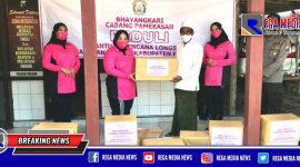Penyerahan sembako secara simbolis oleh Ketua Bhayangkari cabang Pamekasan (Ny. Poppy Apip Ginanjar) kepada Pimpinan Ponpes An-Nidhimiyah.