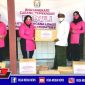 Penyerahan sembako secara simbolis oleh Ketua Bhayangkari cabang Pamekasan (Ny. Poppy Apip Ginanjar) kepada Pimpinan Ponpes An-Nidhimiyah.