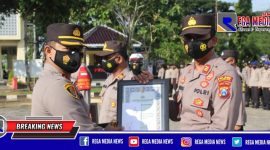 Kapolres Sampang (AKBP Abdul Hafidz) saat menyerahkan piagam penghargaan kepada salah satu Polsek jajaran, sebagai pemenang lomba Kampung Tangguh Semeru.