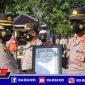Kapolres Sampang (AKBP Abdul Hafidz) saat menyerahkan piagam penghargaan kepada salah satu Polsek jajaran, sebagai pemenang lomba Kampung Tangguh Semeru.