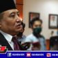 Sekretaris Daerah Kabupaten Sampang (H. Yuliadi Setiawan) tengah diwawancara awak media.