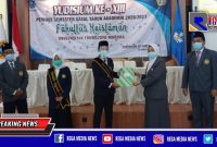 Dekan Fakultas Keislaman (Syofiyun Nadidloh, S. Ag., M. H.I.) saat memberikan penghargaan kepada mahasiswa.