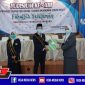 Dekan Fakultas Keislaman (Syofiyun Nadidloh, S. Ag., M. H.I.) saat memberikan penghargaan kepada mahasiswa.