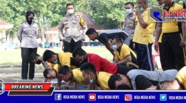 Kapolres Sampang (AKBP. Abdul Hafidz) mengawasi langsung anggotanya saat di tes push up.