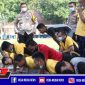 Kapolres Sampang (AKBP. Abdul Hafidz) mengawasi langsung anggotanya saat di tes push up.