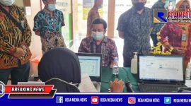 Pegawai Pengadilan Negeri Bangkalan saat dilakukan pendataan sebelum di suntik vaksin.