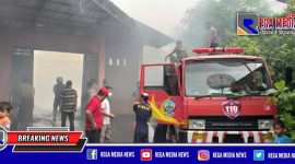 Tim pemadam kebakaran dan warga saat memadamkan api yang menghanguskan gudang expedisi di Kwanyar, Bangkalan.