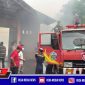 Tim pemadam kebakaran dan warga saat memadamkan api yang menghanguskan gudang expedisi di Kwanyar, Bangkalan.