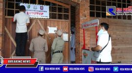 Satpol PP saat mekakukan penutupan rumah makan ASELA di Jl. Raya Desa Sejati, Kecamatan Camplong, Sampang.
