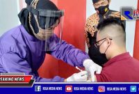 Plt Walikota Cimahi (Ngatiyana) meninjau langsung vaksinasi pedagang Pasar Atas Baru Kota Cimahi.