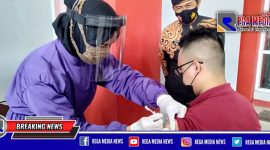Plt Walikota Cimahi (Ngatiyana) meninjau langsung vaksinasi pedagang Pasar Atas Baru Kota Cimahi.