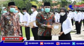 Bupati Sampang (H.Slamet Junaidi) didampingi Wakil Bupati Sampang (H. Abdullah Hidayat) saat menyerahkan SK Pengangkatan P3K. (Foto Prokopim Pemkab Sampang).