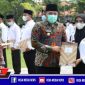 Bupati Sampang (H.Slamet Junaidi) didampingi Wakil Bupati Sampang (H. Abdullah Hidayat) saat menyerahkan SK Pengangkatan P3K. (Foto Prokopim Pemkab Sampang).