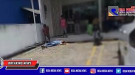 Tampak seorang warga mendekati dan melihat kondisi korban pembunuhan yang tergeletak didepan Indomart Arosbaya.