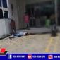 Tampak seorang warga mendekati dan melihat kondisi korban pembunuhan yang tergeletak didepan Indomart Arosbaya.