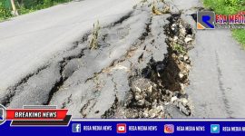 Tampak separuh jalan dalam kondisi retak dan ambruk di jalan raya Desa Blu'uran, Kecamatan Karang Penang, Sampang.