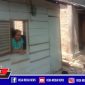Beberapa awak media saat menyambangi rumah saudara Bupati Aceh Selatan (Rosiana).