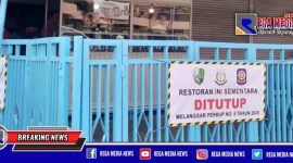 Tampak pagar rumah makan Padang ditutup dan terpasang banner bertuliskan 