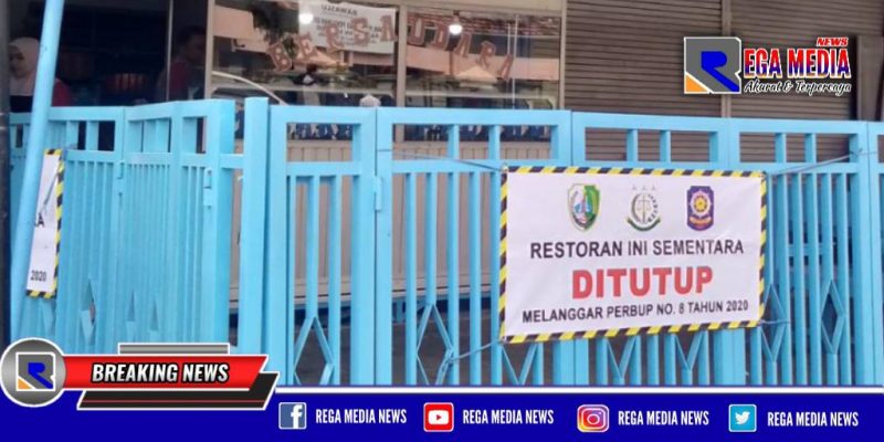 Tampak pagar rumah makan Padang ditutup dan terpasang banner bertuliskan 